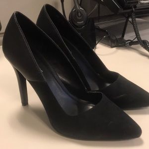 Black pumps